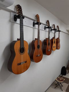 教室のギター5本