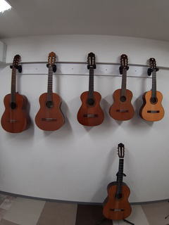 教室のギター6本
